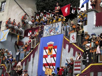http://www.courmayeur-mont-blanc.com/Carnevale/carnevaleverres.jpg